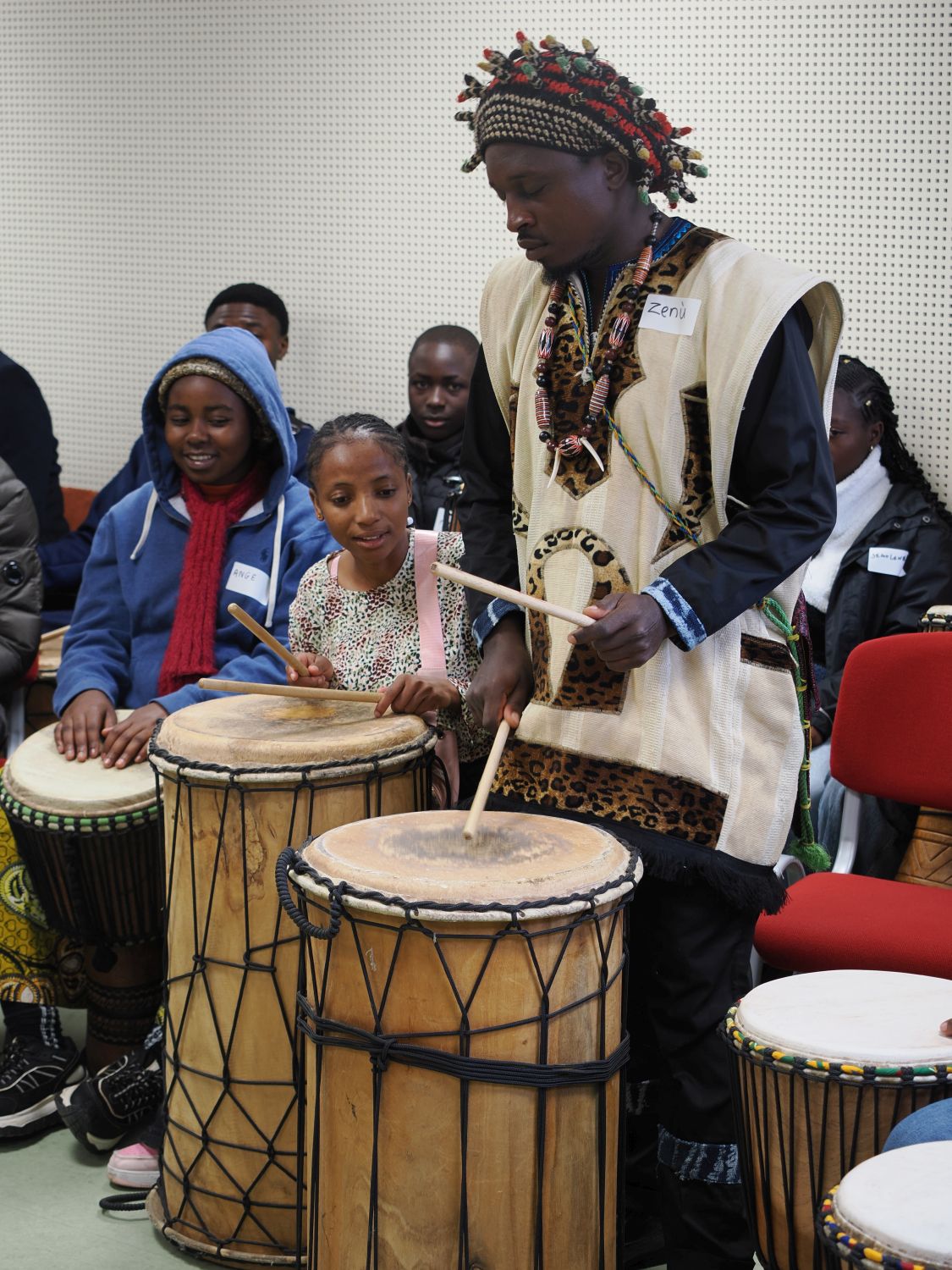 Interkultureller Jugendaustausch Jugendliche aus Bangangté und Charlottenburg-Wilmersdorf proben gemeinsam für ein Konzert.