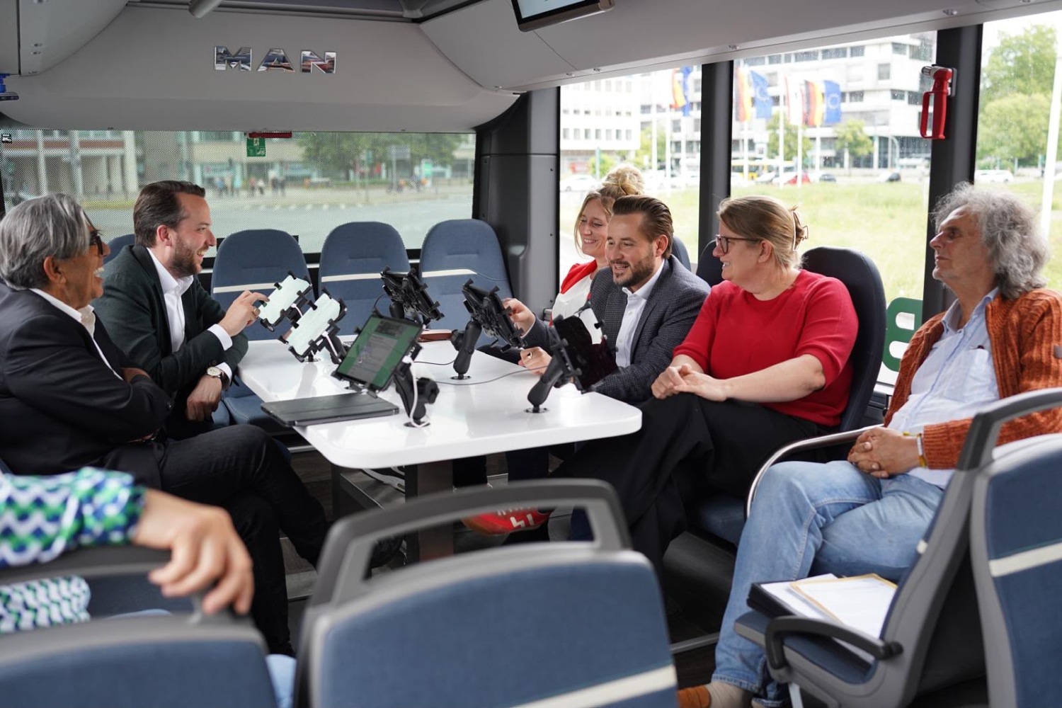 v.l.n.r. BeIntelli-Projektleiter Sahin Albayrak, Bezirksstadtrat Christoph Brzezinski, Bezirksbürgermeisterin Kirstin Bauch, Bezirksstadtrat Simon Hertel, Bezirksstadträtin Heike Schmitt-Schmelz und Bezirksstadtrat Oliver Schruoffeneger auf Testfahrt mit dem autonomen Bus „BeIntelli“.
