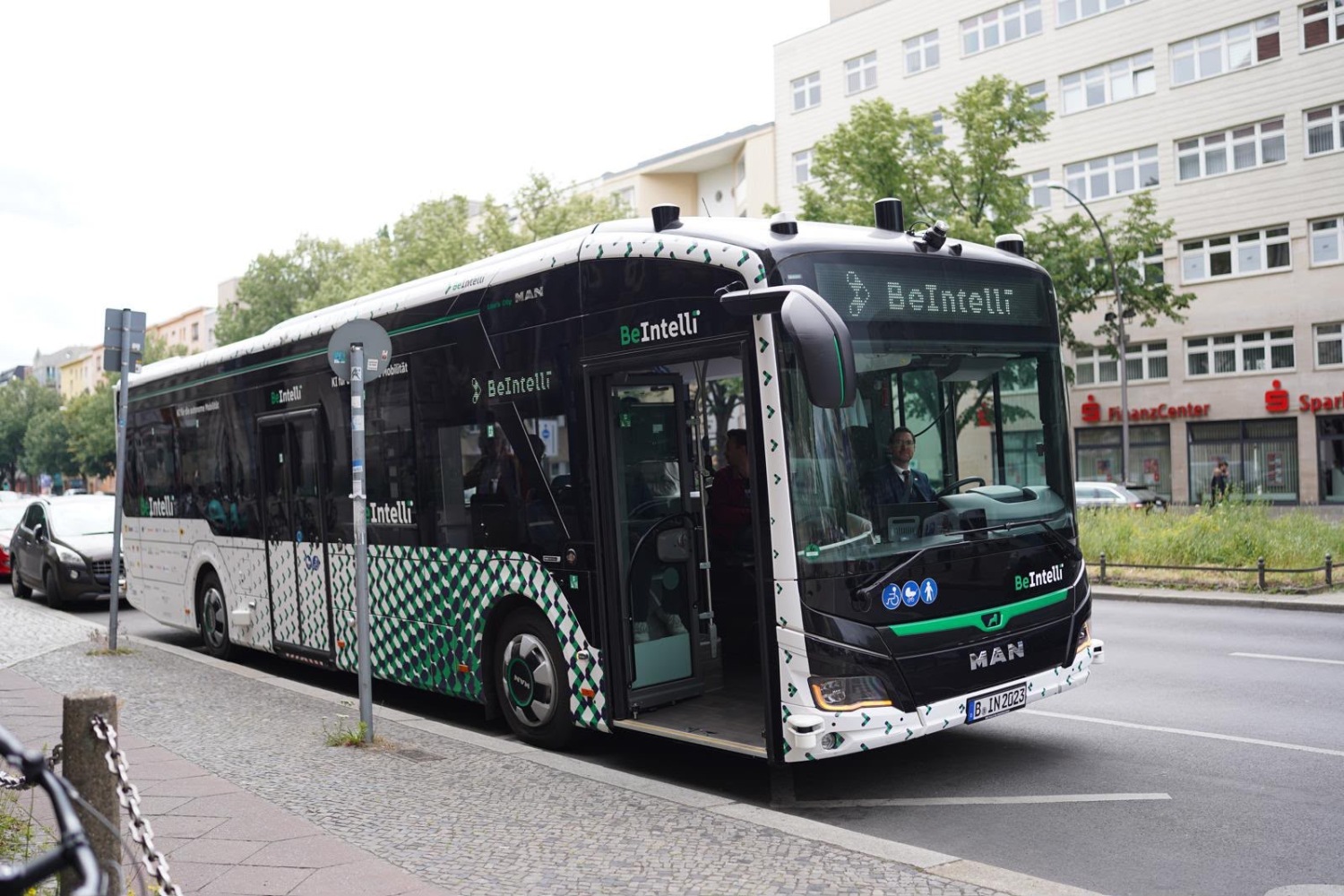 Autonomer Bus "BeIntelli" vor dem Rathaus Charlottenburg