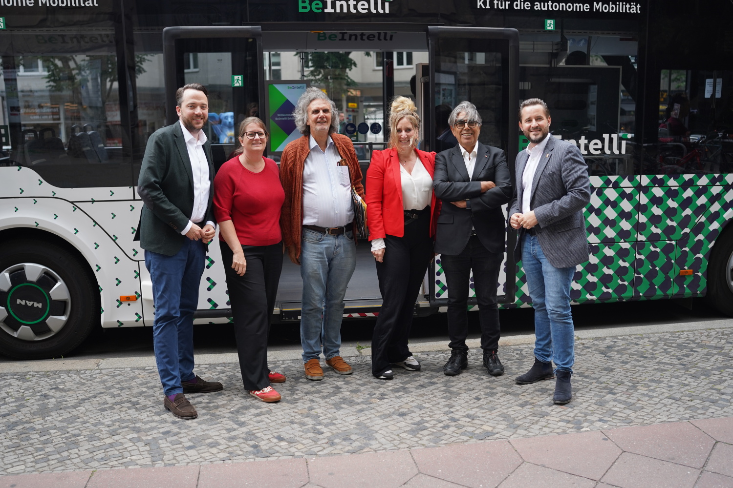 v.l.n.r. Bezirksstadtrat Christoph Brzezinski, Bezirksstadträtin Heike Schmitt-Schmelz, Bezirksstadtrat Oliver Schruoffeneger, Bezirksbürgermeisterin Kirstin Bauch, BeIntelli-Projektleiter Sahin Albayrak und Bezirksstadtrat Simon Hertel