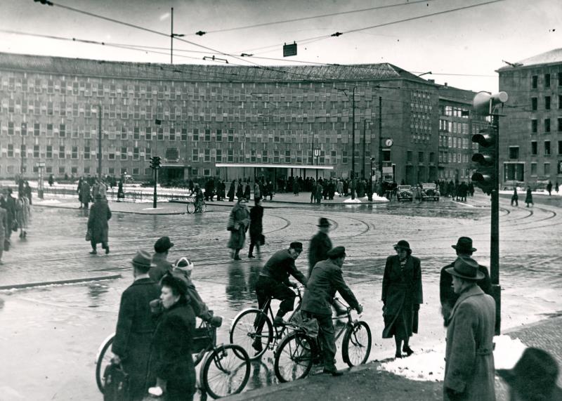 Die Fotografie zeigt den Fehrbelliner Platz in den 50er-Jahren, der noch heute von einem städtebaulichen Ensemble aus der NS-Zeit bestimmt wird.