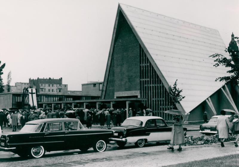 Die Fotografie zeigt die Einweihung der Evangelischen Kirche Alt-Lietzow 1961. Ihr Vorgängerbau war im Zweiten Weltkrieg zerstört worden.