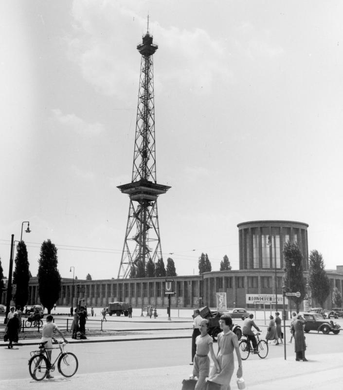 Die Fotografie zeigt den 1926 in Betrieb genommenen Funkturm 1952.