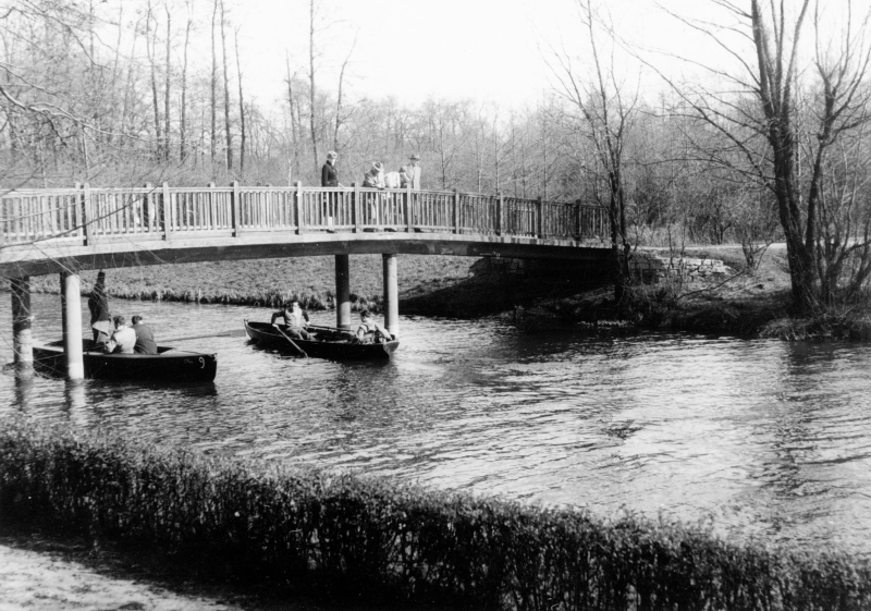 Die Fotografie zeigt Fußgänger*innen und Bootsfahrende 1958 im Volkspark Jungfernheide, der in den 1920er-Jahren entstand.