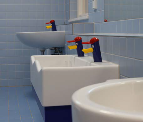 Unterschiedlich hohe Waschbecken in einem der Gruppenhäuser