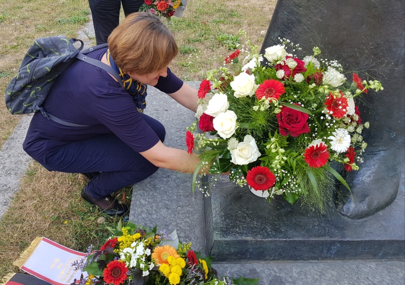 Petra Radic von der kroatischen Botschaft legt Blumen nieder
