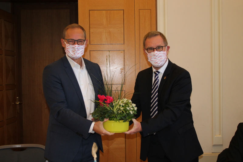 Ein Gruß aus der Bezirksgärtnerei: Bezirksbürgermeister Reinhard Naumann (r.) überreicht Berlins Regierendem Bürgermeister Michael Müller Blumen.