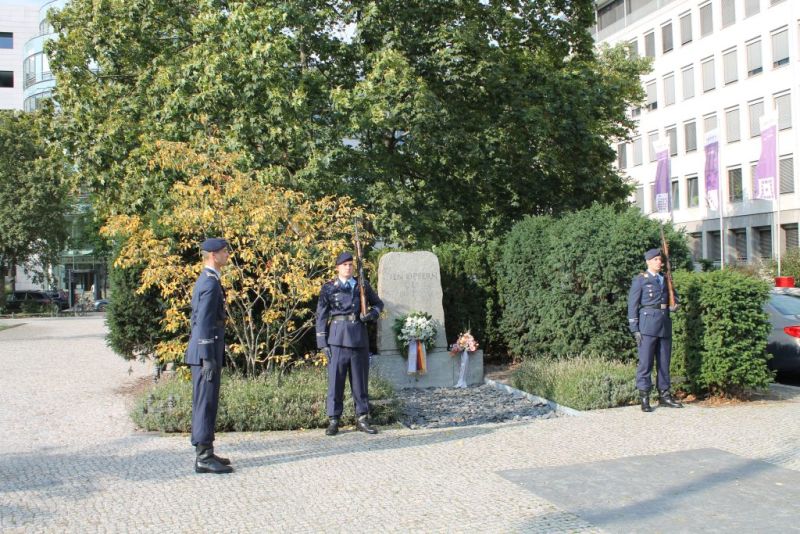5. Kompanie des Wachbataillons beim Bundesministerium der Verteidigung zum Gedenken an die Opfer des Mauerbaus am Steinplatz
