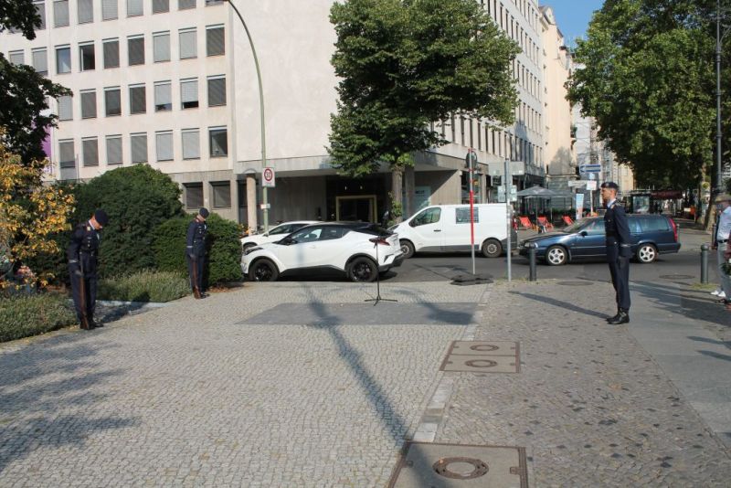 5. Kompanie des Wachbataillons beim Bundesministerium der Verteidigung zum Gedenken an an die Opfer des Mauerbaus am Steinplatz
