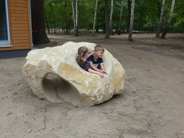 Waldkitaeröffnung spielende Kinder