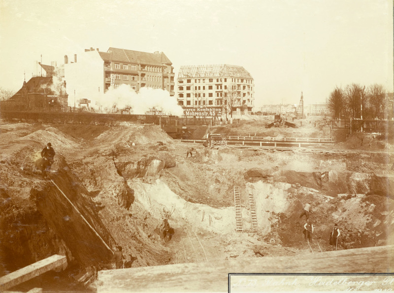 Bau der Wilmersdorf-Dahlemer U-Bahn, Fotoalbum, unbekannter Fotograf, Wilmersdorf 1910 –1913. Die Fotografie zeigt die U-Bahn-Baustelle am Heidelberger Platz in einem damals erst teilweise bebauten Teil Wilmersdorfs (heute U3).