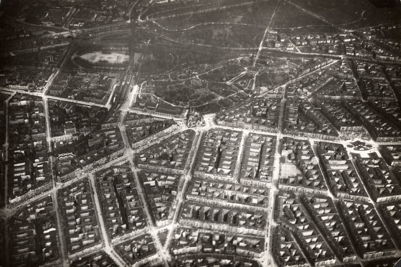 Blick über die Joachimsthaler Straße und die Kaiser-Wilhelm-Gedächtnis-Kirche bis zum Tiergarten, Aero Lloyd Luftbild GmbH, Charlottenburg 1919. Die Fotografie zeigt die dichte Mietshausbebauung, die in Charlottenburg bis zum Ende des Ersten Weltkriegs entstanden war.