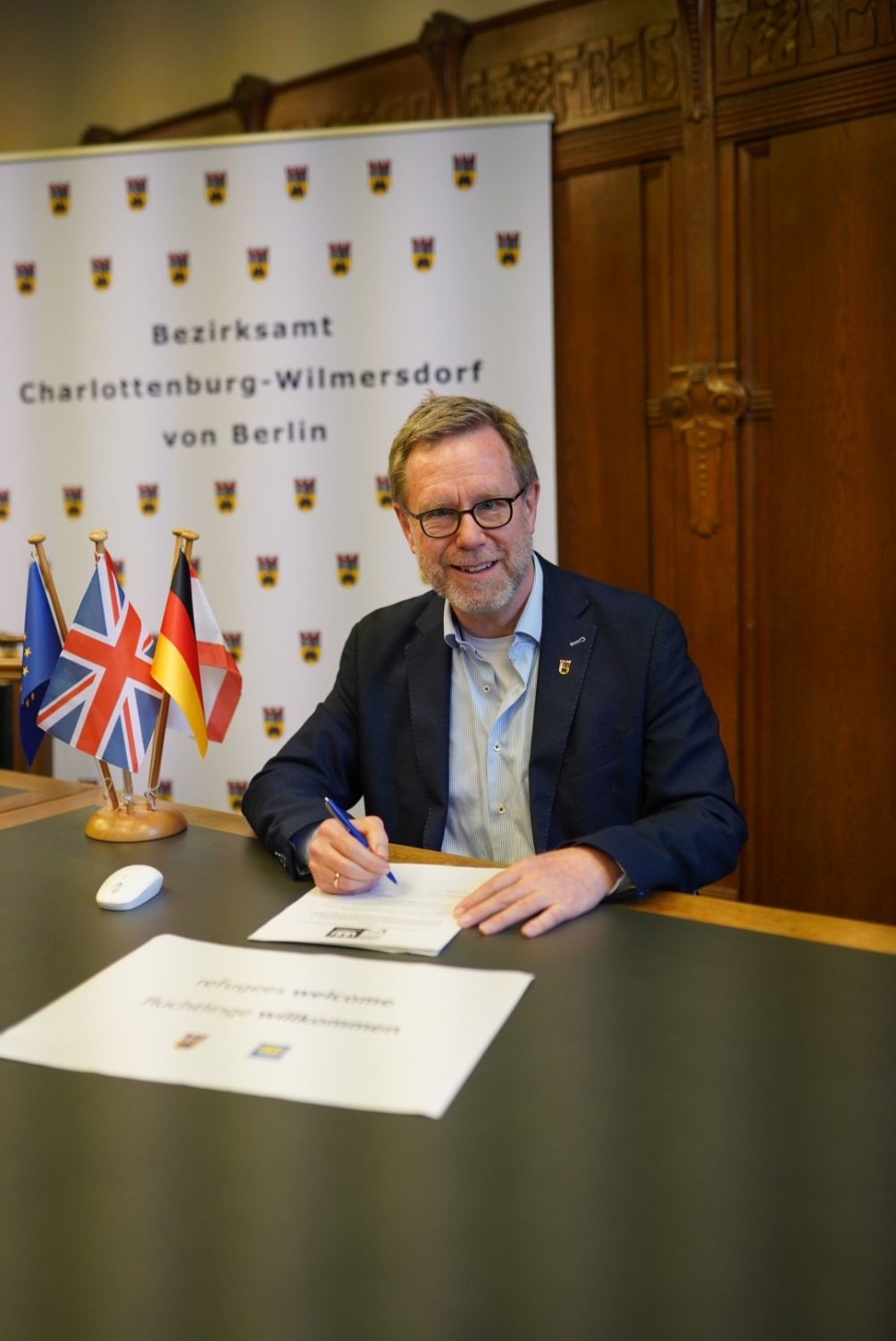 Reinhard Naumann unterzeichnet die Absichtserklärung