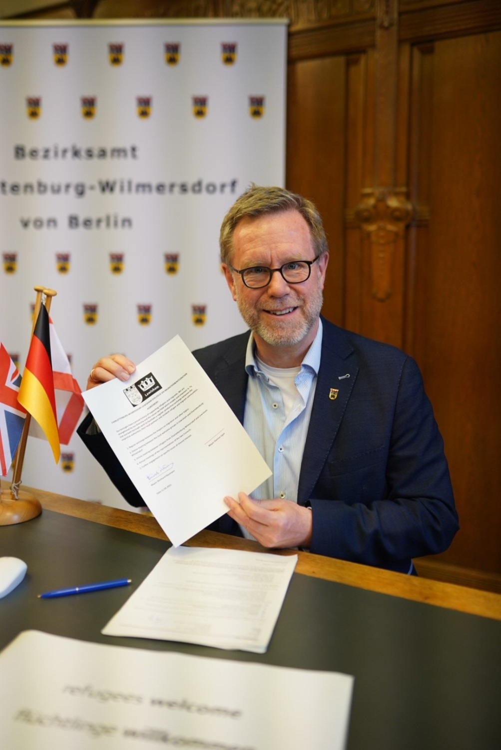 Reinhard Naumann mit der Absichtserklärung