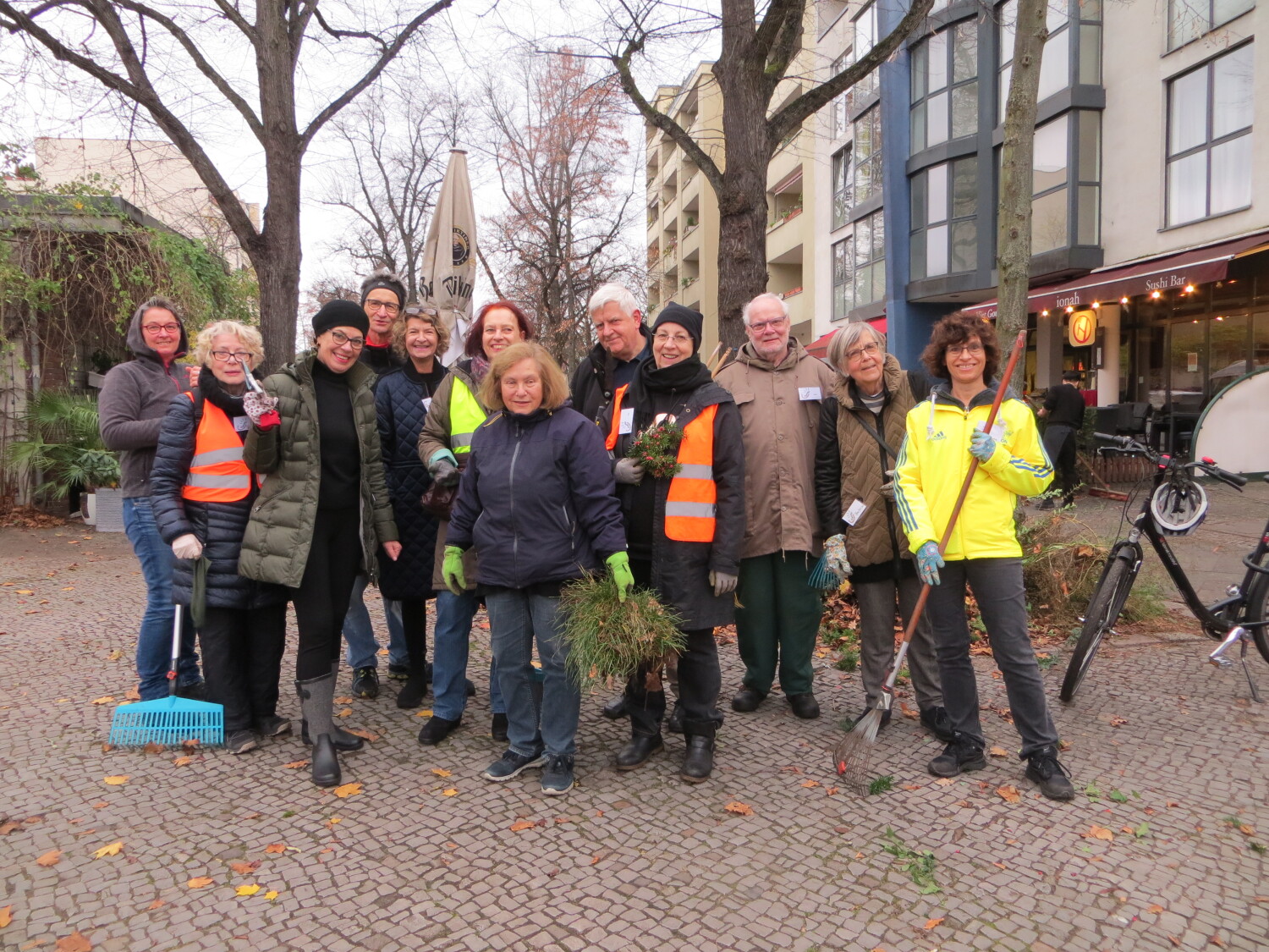 Fleißige Helfer bei einer Aufräumaktion in Schmargendorf