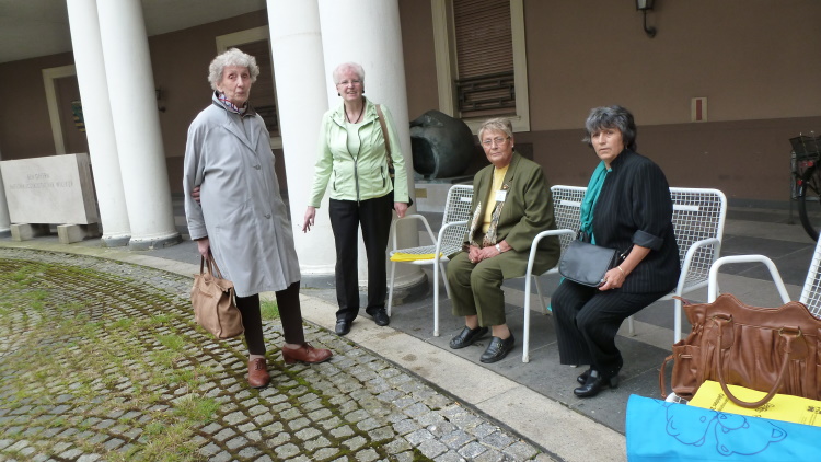 die Seniorenvertreterinnen vlr Scobel, Rohde-Käsling, Ortmann, Schmitz bereiten sich auf die Veranstaltung vor