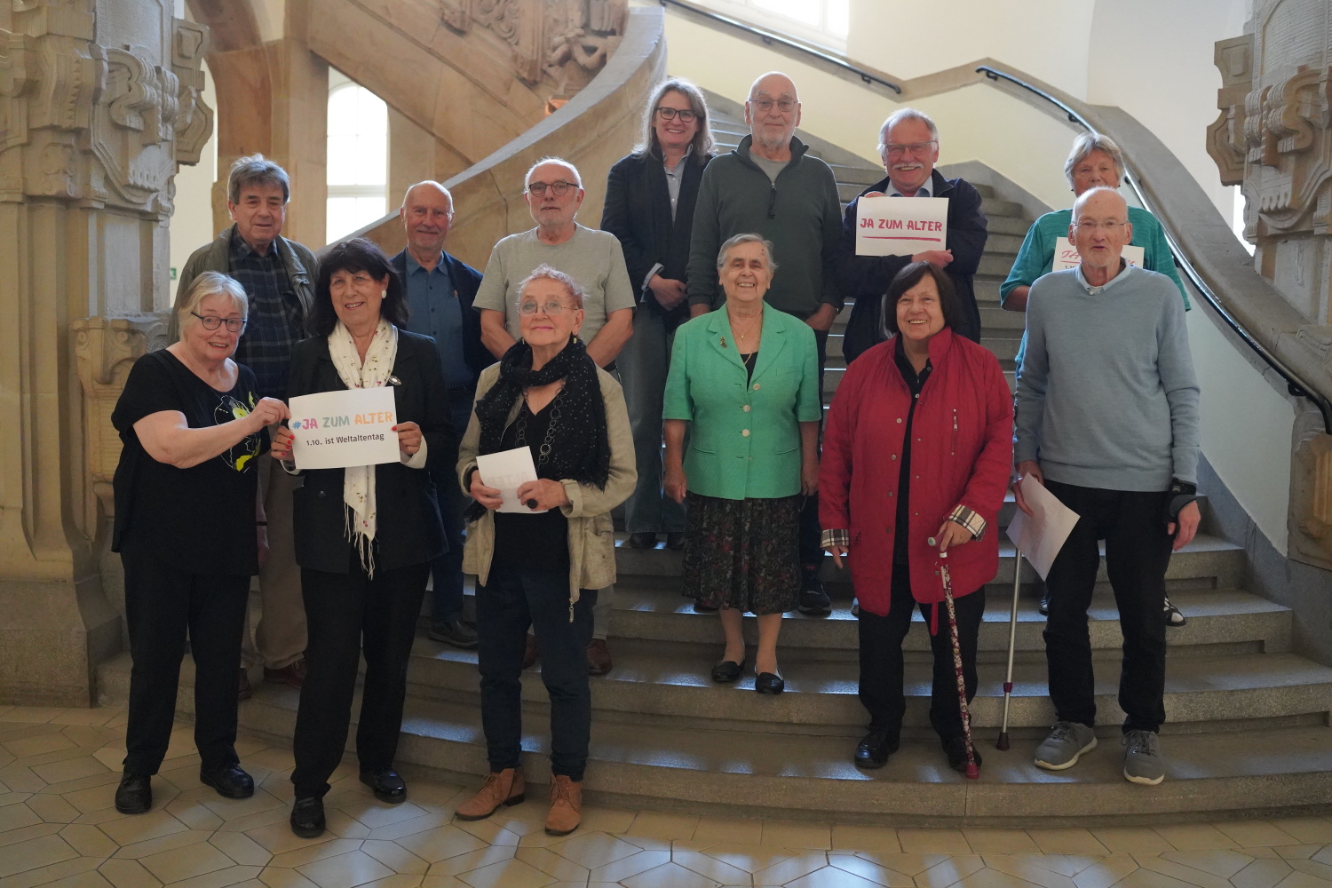 Die Seniorenvertretung Charlottenburg-Wilmersdorf gemeinsam mit Bezirksstadträtin Astrid Duda im September 2026 im Rathaus Charlottenburg.
