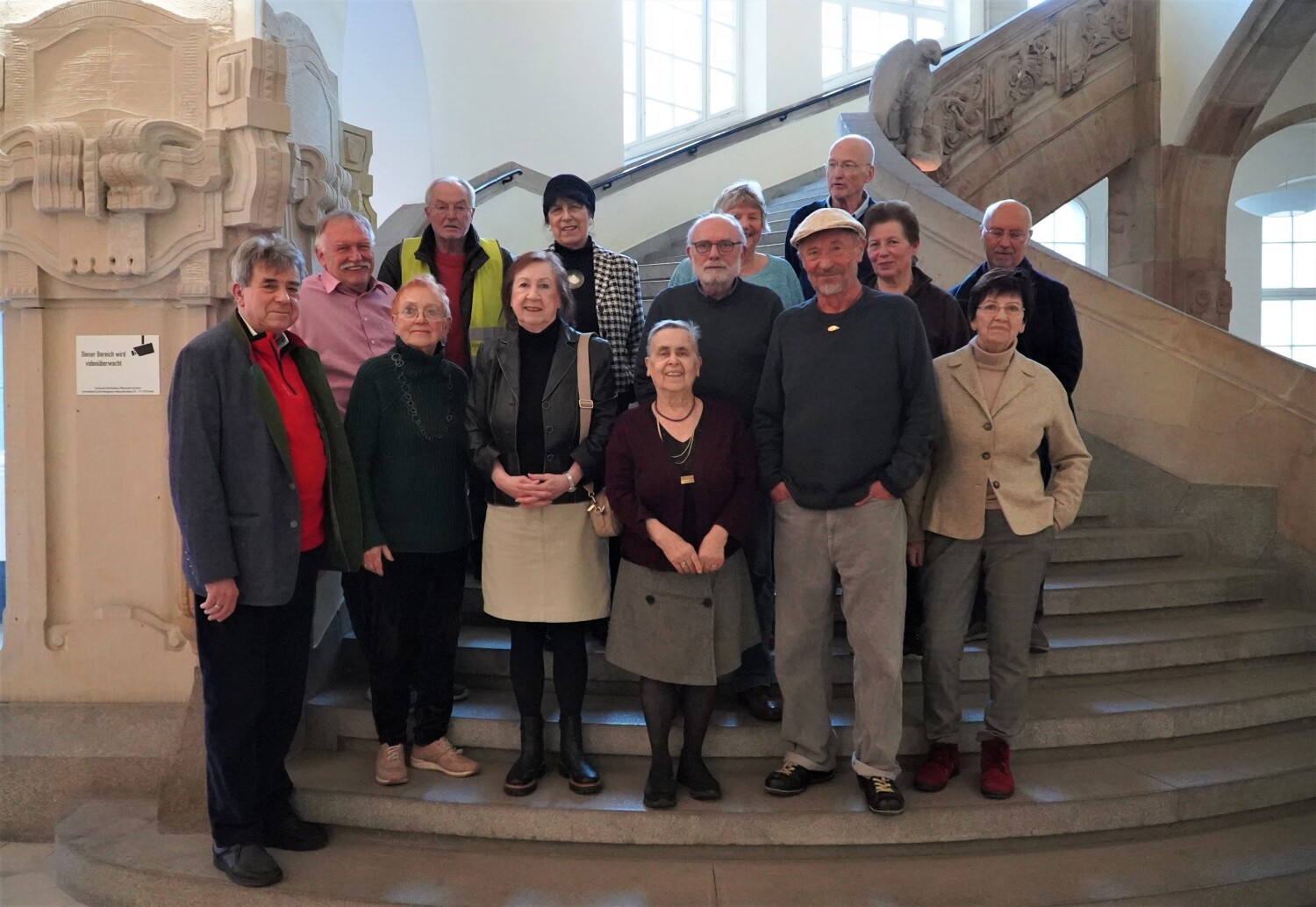 Dieter Puhl, langjähriger Leiter der Bahnhofsmission am Bahnhof Zoo, zu Besuch bei der Seniorenvertretung Charlottenburg-Wilmersdorf. Gruppenfoto auf der Treppe des Rathauses Charlottenburg im November 2025