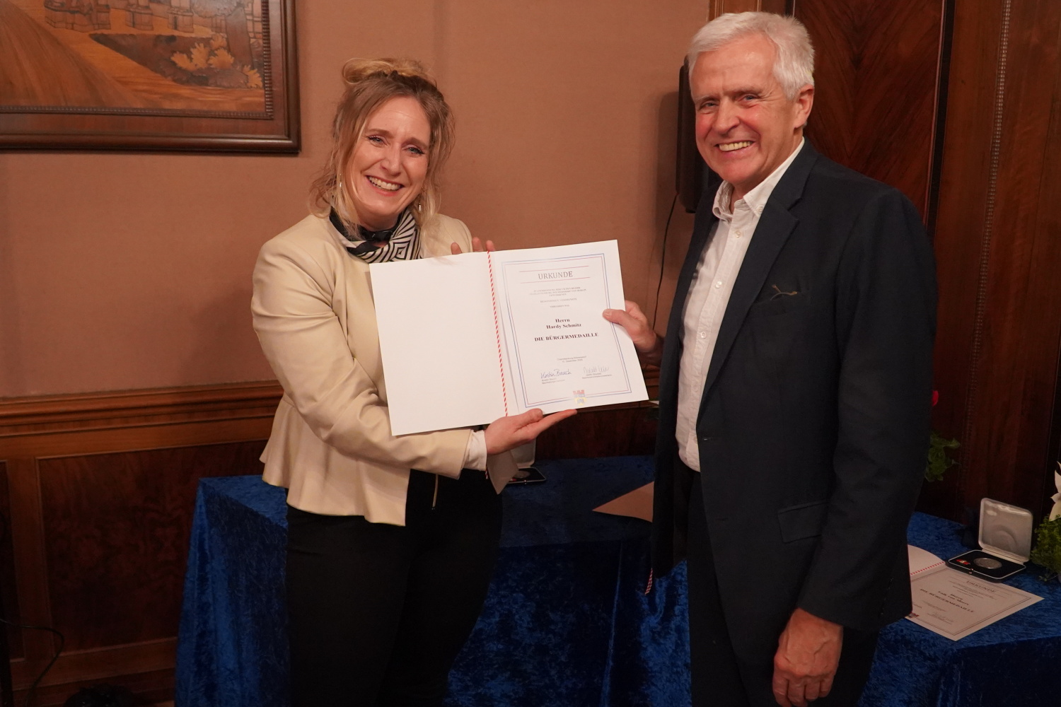 Bezirksbürgermeisterin Kirstin Bauch mit Preisträger Hardy Schmitz bei der Verleihung der Bürgermedaille 2025