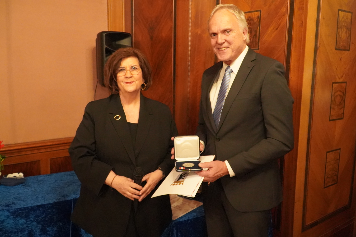 Verleihung der Bürgermedaille: BVV-Vorsteherin Judith Stückler mit Preisträger Dr. Manfred Uhlitz
