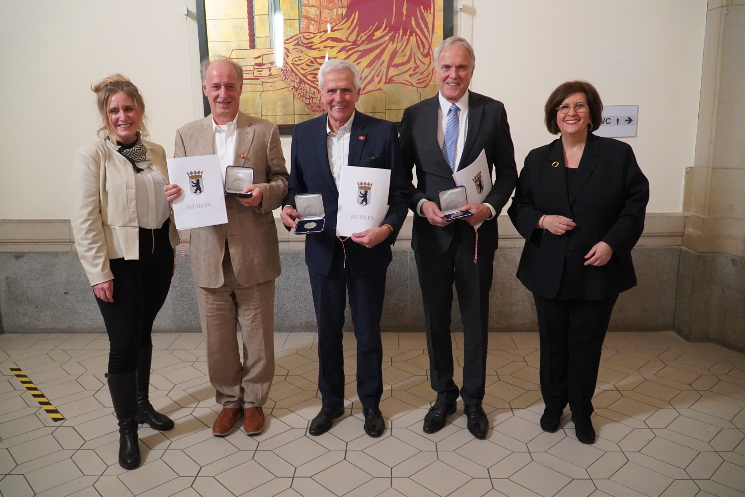 Verleihung der Bürgermedialle 2025, v.l.n.r.: Bezirksbürgermeisterin Kirstin Bauch, Falk von Moers, Hardy Schmitz, Dr. Manfred Uhlitz, BVV-Vorsteherin Judith Stückler