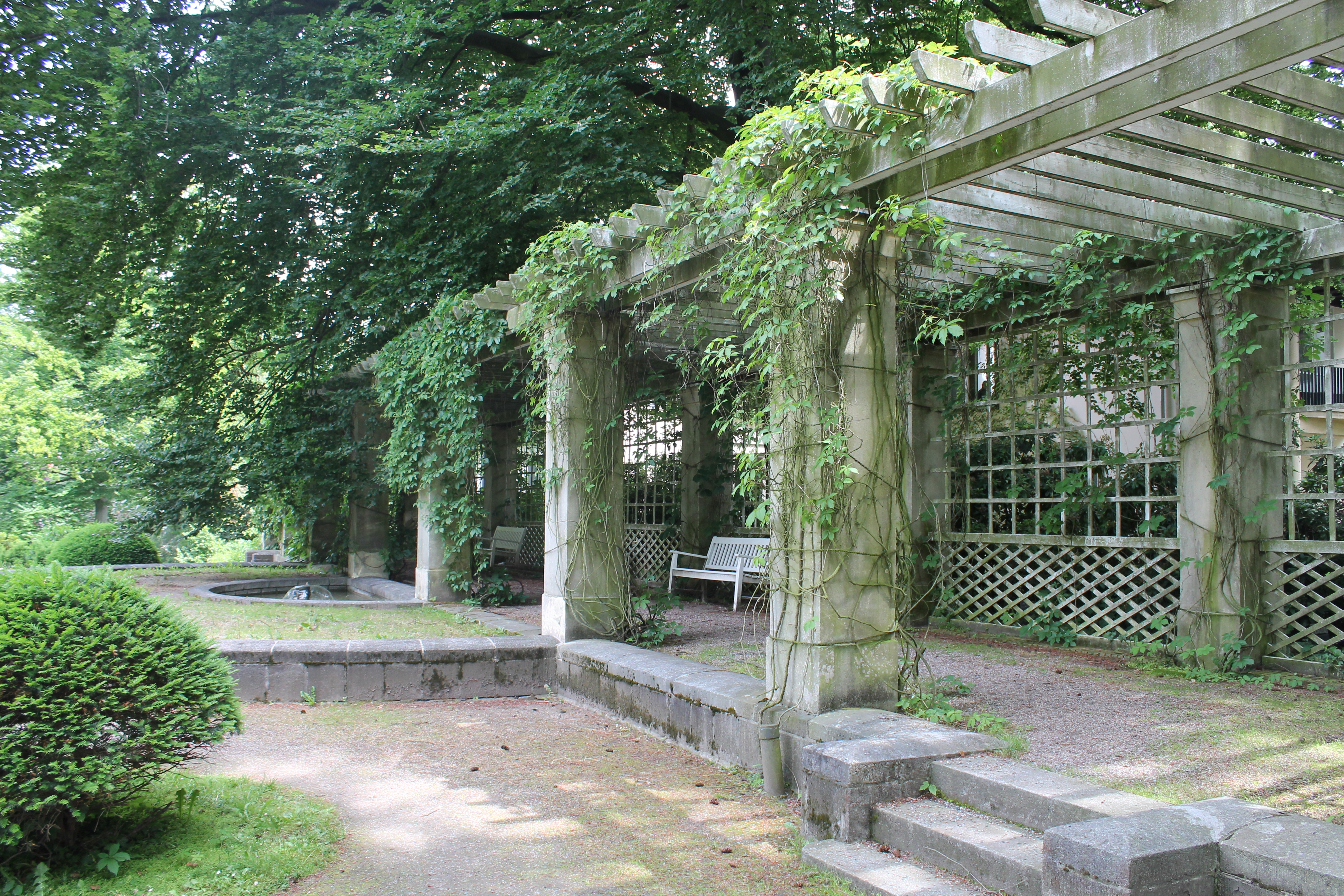 Pergola mit Trinkbrunnen