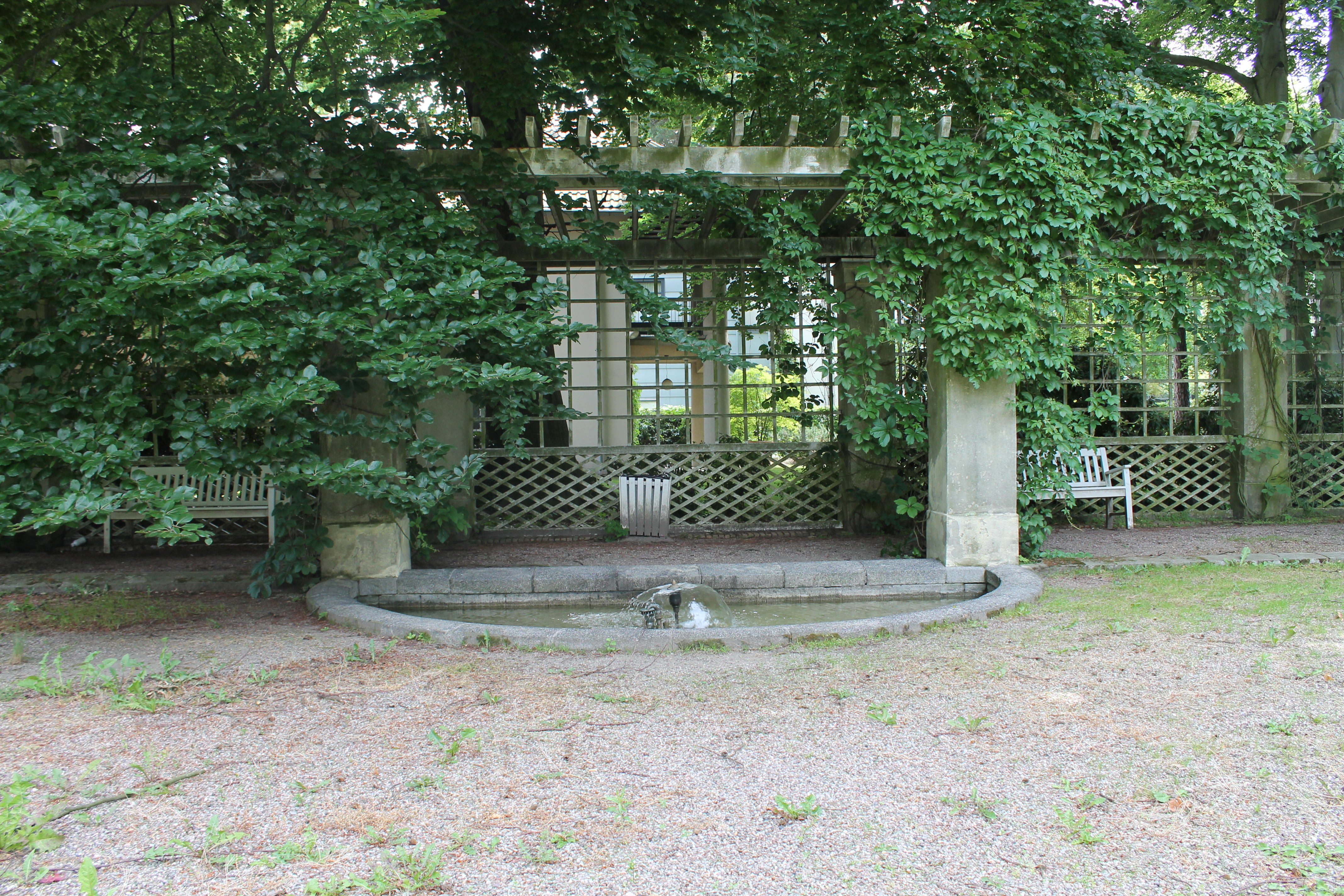 Pergola mit Trinkbrunnen