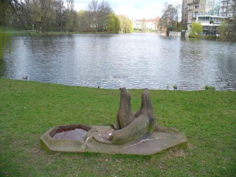 Zwei Seelöwen mit Vogeltränke, Steinskulptur von Rosemarie Henning, 10.4.2010