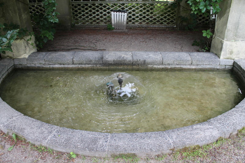 Trinkbrunnen an der Pergola