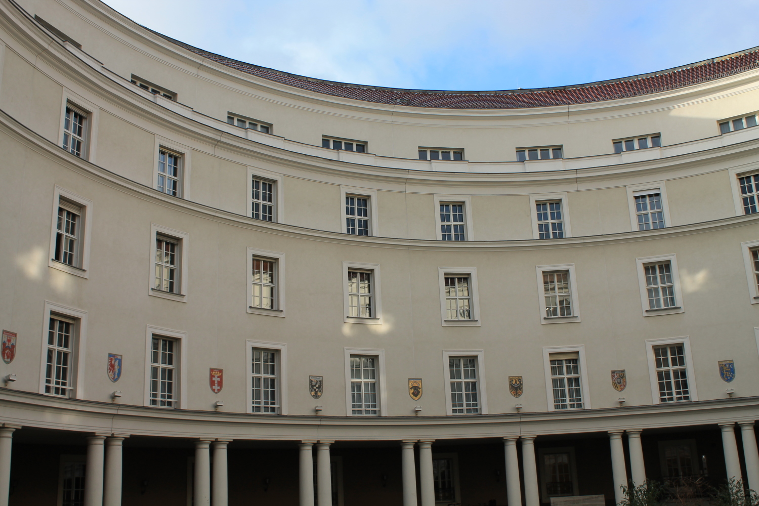 Wappen im Rundhof Rathaus Wilmersdorf