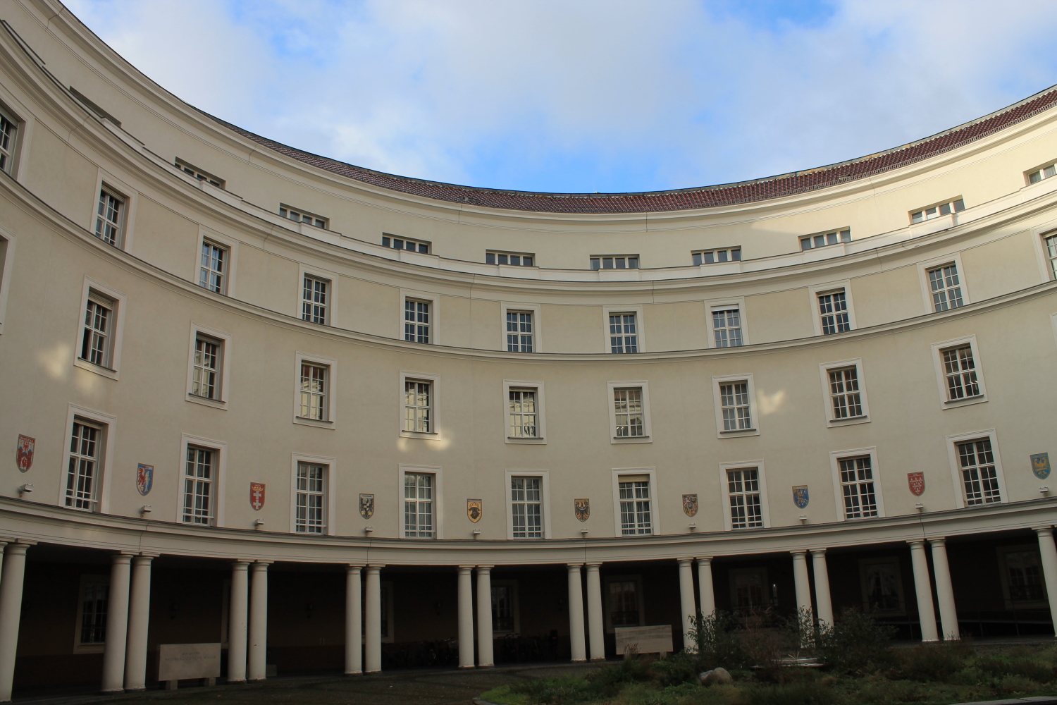 Wappen im Rundhof Rathaus Wilmersdorf