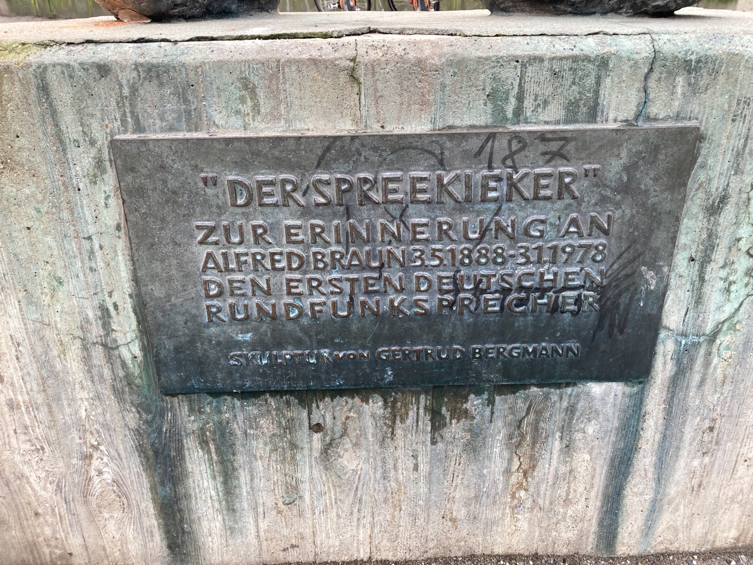 Spreekieker mit Gedenktafel für Alfred Braun