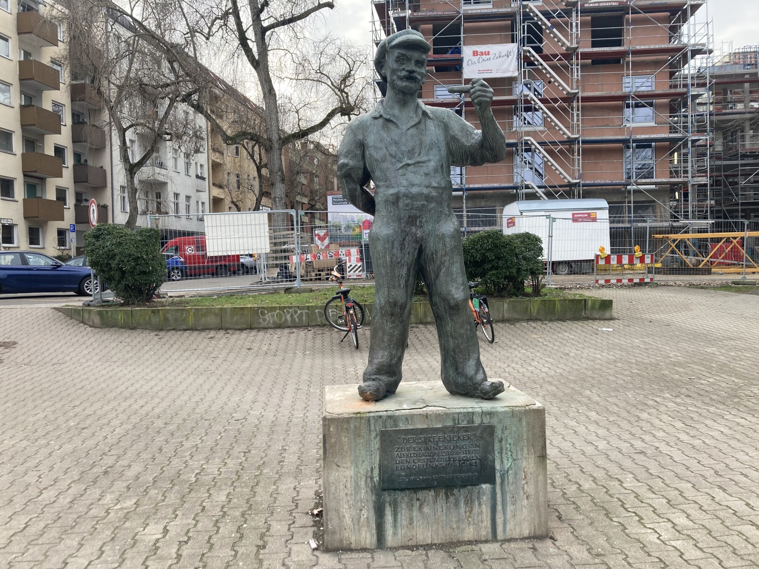 Spreekieker mit Gedenktafel für Alfred Braun