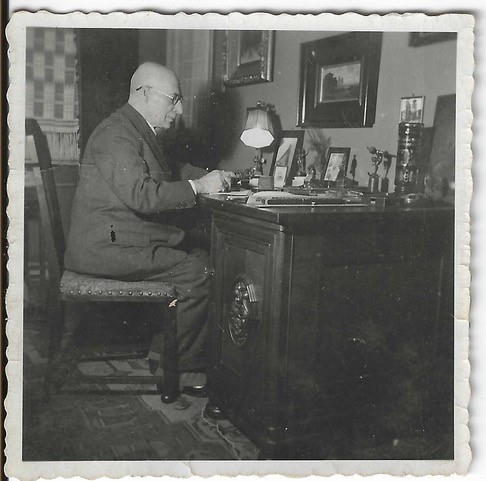 Ludwig Hirsch bei der Arbeit am Schreibtisch