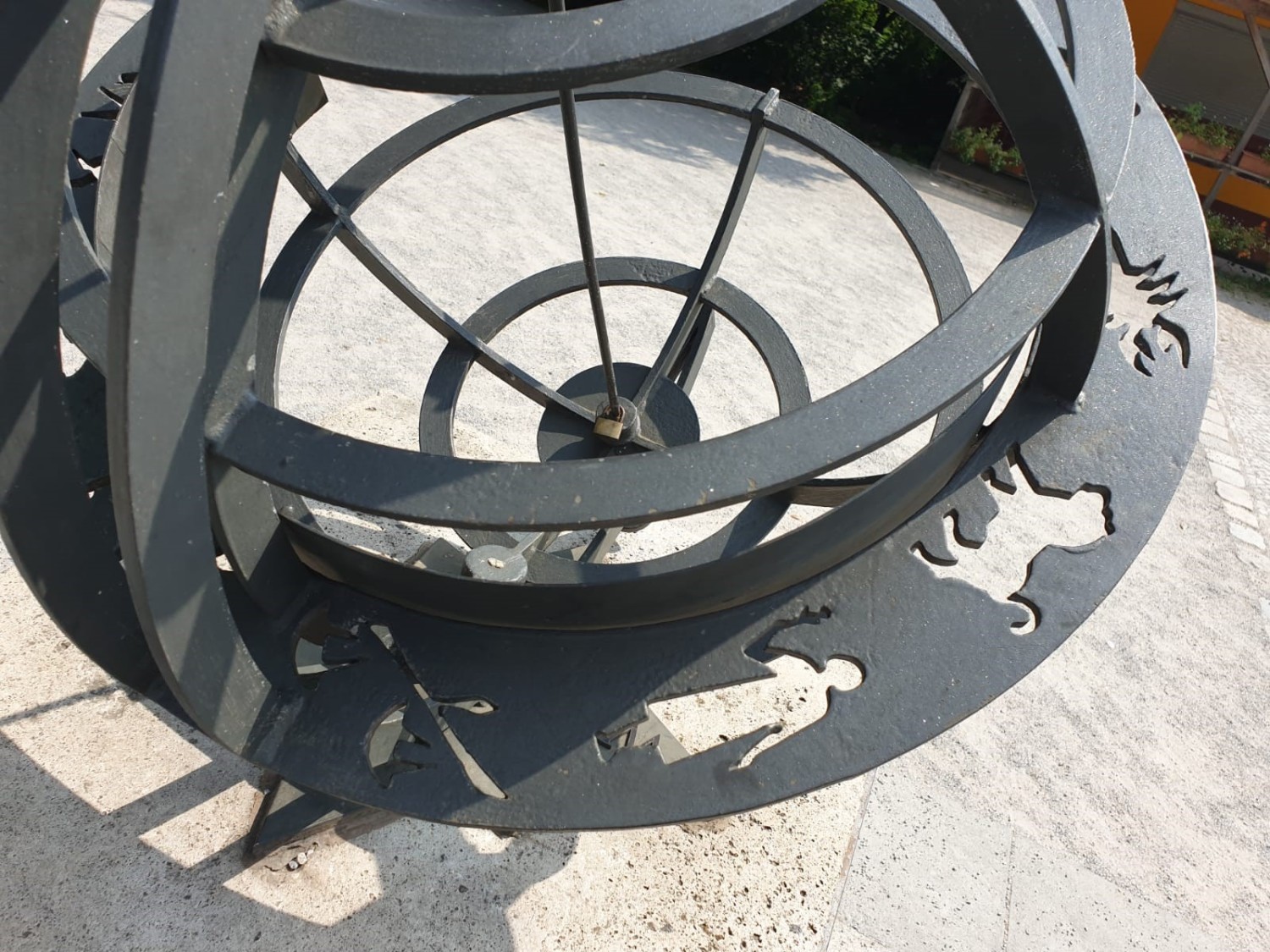 Sonnenuhr, äußerer Sternzeichenring