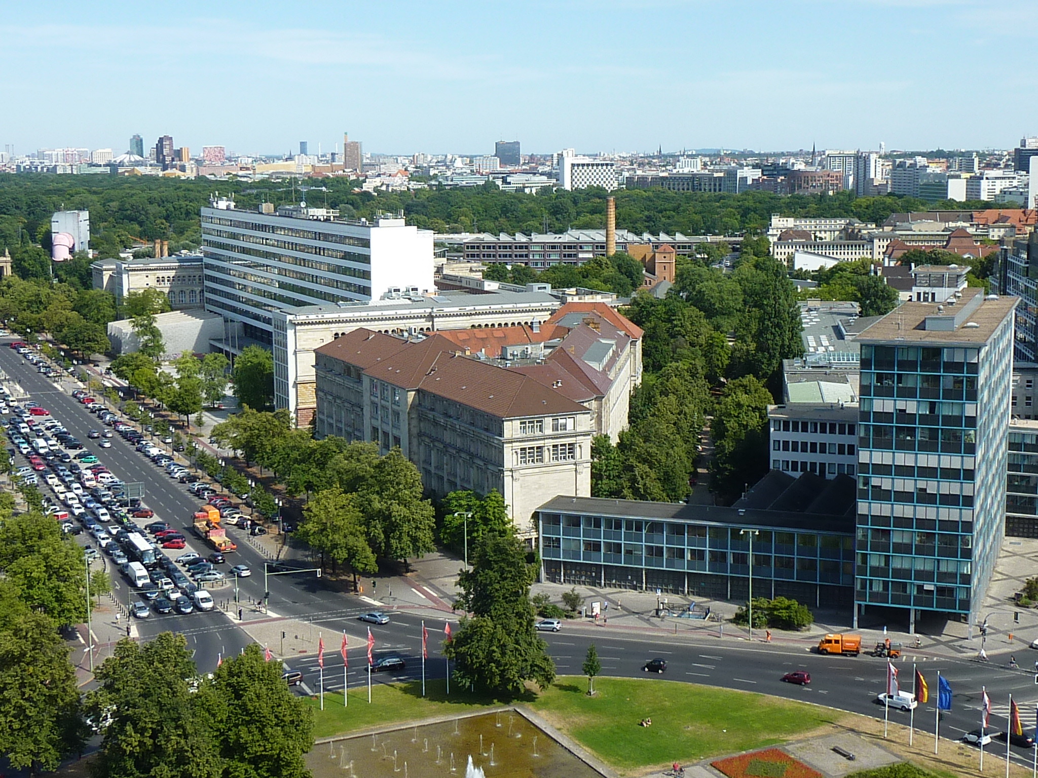 Hochhaus fuer Bergbau und Hüttenwesen, dahinter die Hertzallee, 24.7.2013
