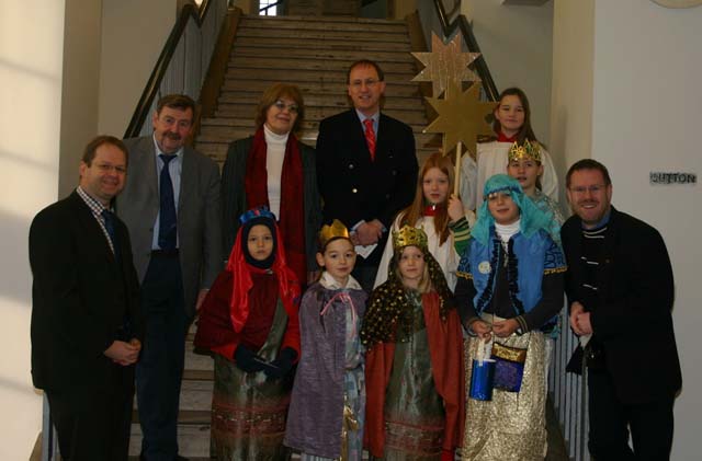 mit Wirtschaftsstadtrat Marc Schulte, Bürgerdienstestadtrat Joachim Krüger, BVV-Vorsteherin Dr. Marianne Suhr, Baustadtrat Klaus-Dieter Gröhler und Jugendstadtrat Reinhard Naumann (von links).