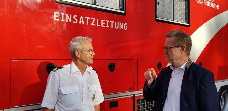 Leitender Branddirektor Reimund Roß (l.) und Bezirksbürgermeister Reinhard Naumann