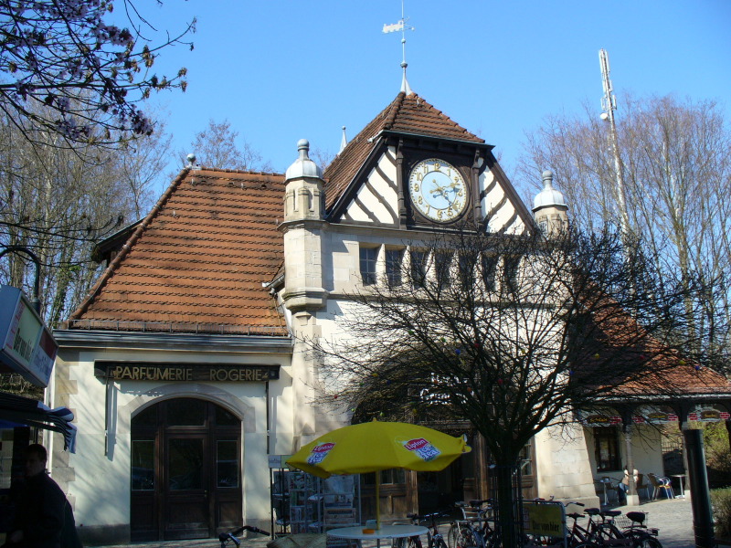 *Bild 1/1: Bahnhof Grunwald*<br />Der Weg beginnt am Schmetterlingsplatz (Bus 186), Westseite des S-Bahnhof Grunewald und führt in den nordwestlichen Teil des Grunewaldes zur Försterei Eichkamp, die seit 1914 dort steht und bis jetzt 5 Förstern mit ihren Familien ein zu Hause war. Zur Einstimmung auf den Waldbesuch findet man dort eine Reihe von Schautafeln.