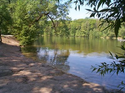 Unweit davon stößt man auf den Teufelssee, der im Südwesten am ehemaligen Wasserwerk, dem heutigem Ökowerk, gelegen ist. Der See ist geteilt in Naturschutzgebiet und beliebtes Ausflugsziel für viele Badewillige. Doch muss man sich mit Freikörperkulturristen die vorhandene Liegewiese teilen.<br />...