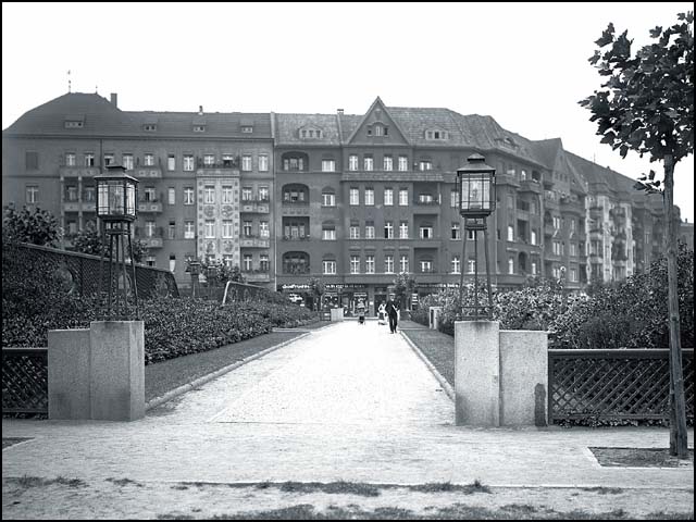 Historisches Foto von Erwin Barth - Gustav-Adolf-Platz (Mierendorffplatz), Blick in die Querachse von Westen, um 1915