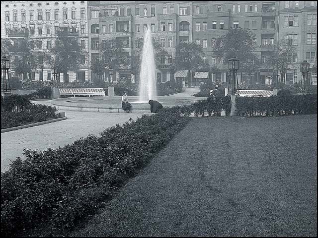 Historisches Foto von Erwin Barth - Gustav-Adolf-Platz (Mierendorffplatz), Blick zur Fontäne, um 1915