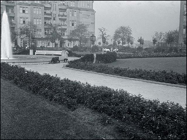 Historisches Foto von Erwin Barth - Gustav-Adolf-Platz (Mierendorffplatz), Blick zur Fontäne, um 1915
