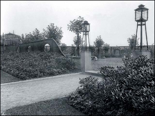 Historisches Foto von Erwin Barth - Gustav-Adolf-Platz (Mierendorffplatz), Eingang zum Spielplatz mit Rhododendronhecke, um 1915