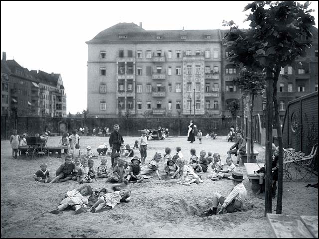 Historisches Foto von Erwin Barth - Gustav-Adolf-Platz (Mierendorffplatz), Sandspielplatz mit Kindern, um 1913