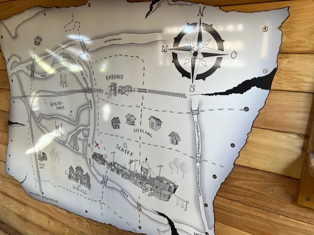 Piratenturm mit Flagge, Piratenschiff, Schatzkarte