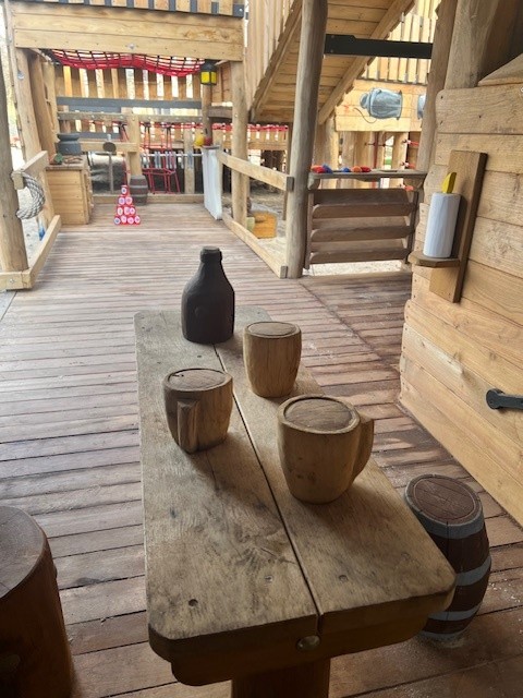 Piratenturm mit Flagge, Piratenschiff, Tisch