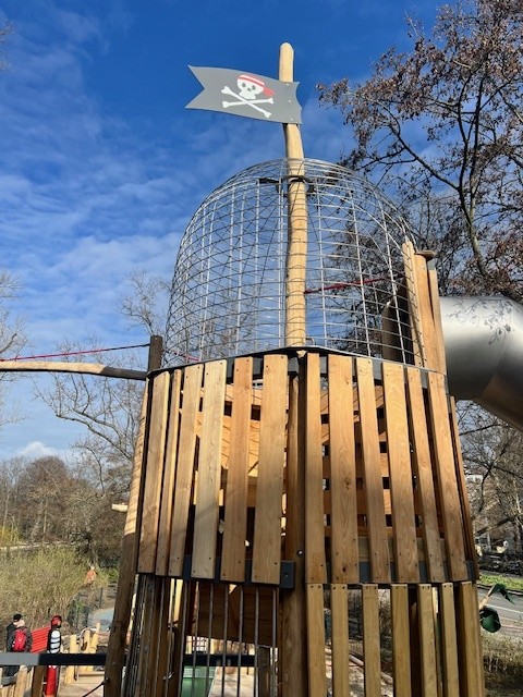 Piratenturm mit Flagge, Piratenschiff