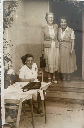 Edith (links sitzend) vor dem Hotel Wollstein in Haifa mit Heta (rechts stehend) Person mittig: unbekannt.