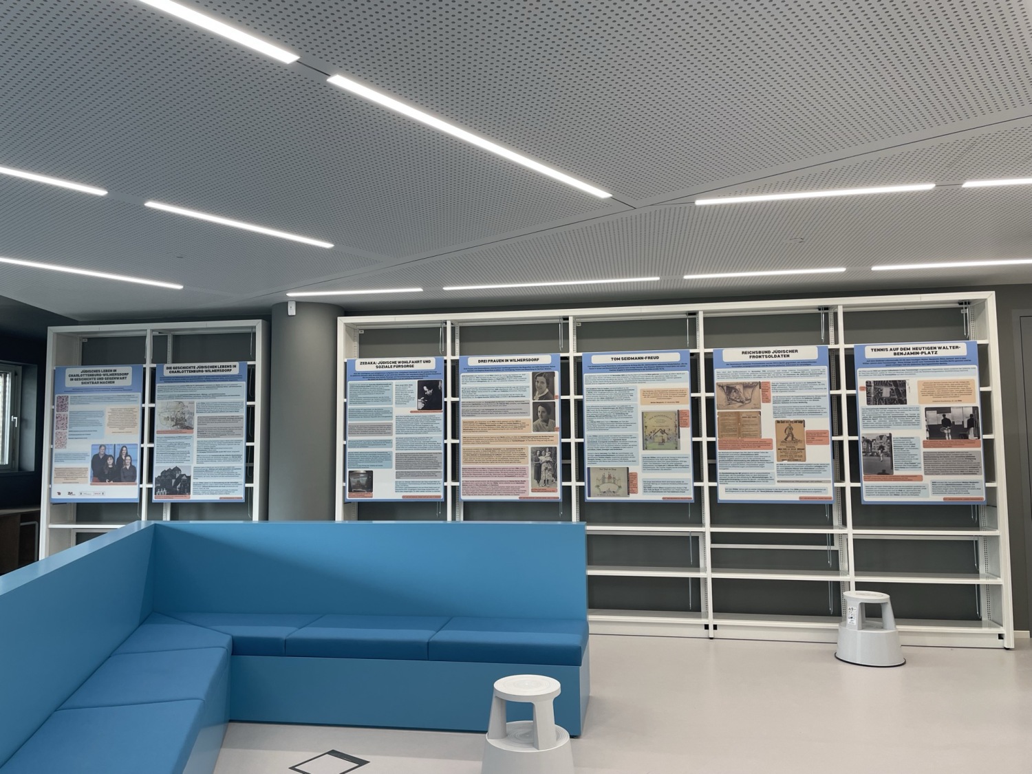 Sieben Informationsplakate zu jüdischen Orten in Charlottenburg-Wilmersdorf, in der Reinhard-Rürup-Bibliothek des ZfA der TU-Berlin